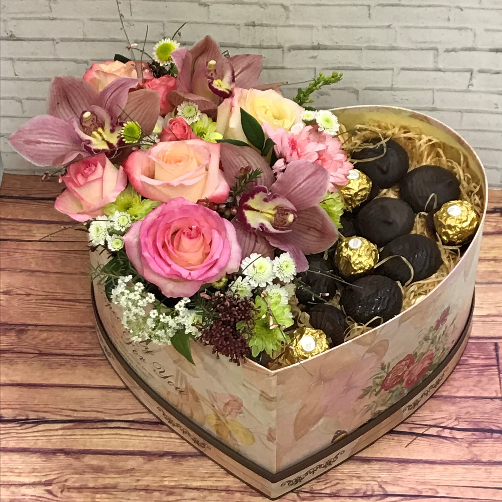 Сладкие подарки. Цветы и конфеты в коробке в виде сердца. Композиция Моей сладкой