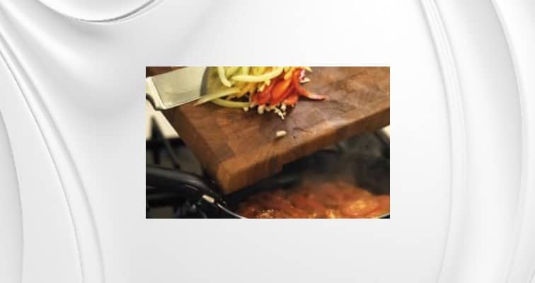 Приготовление шакшуки на сковороде по рецепту Ивлева: шаг 7