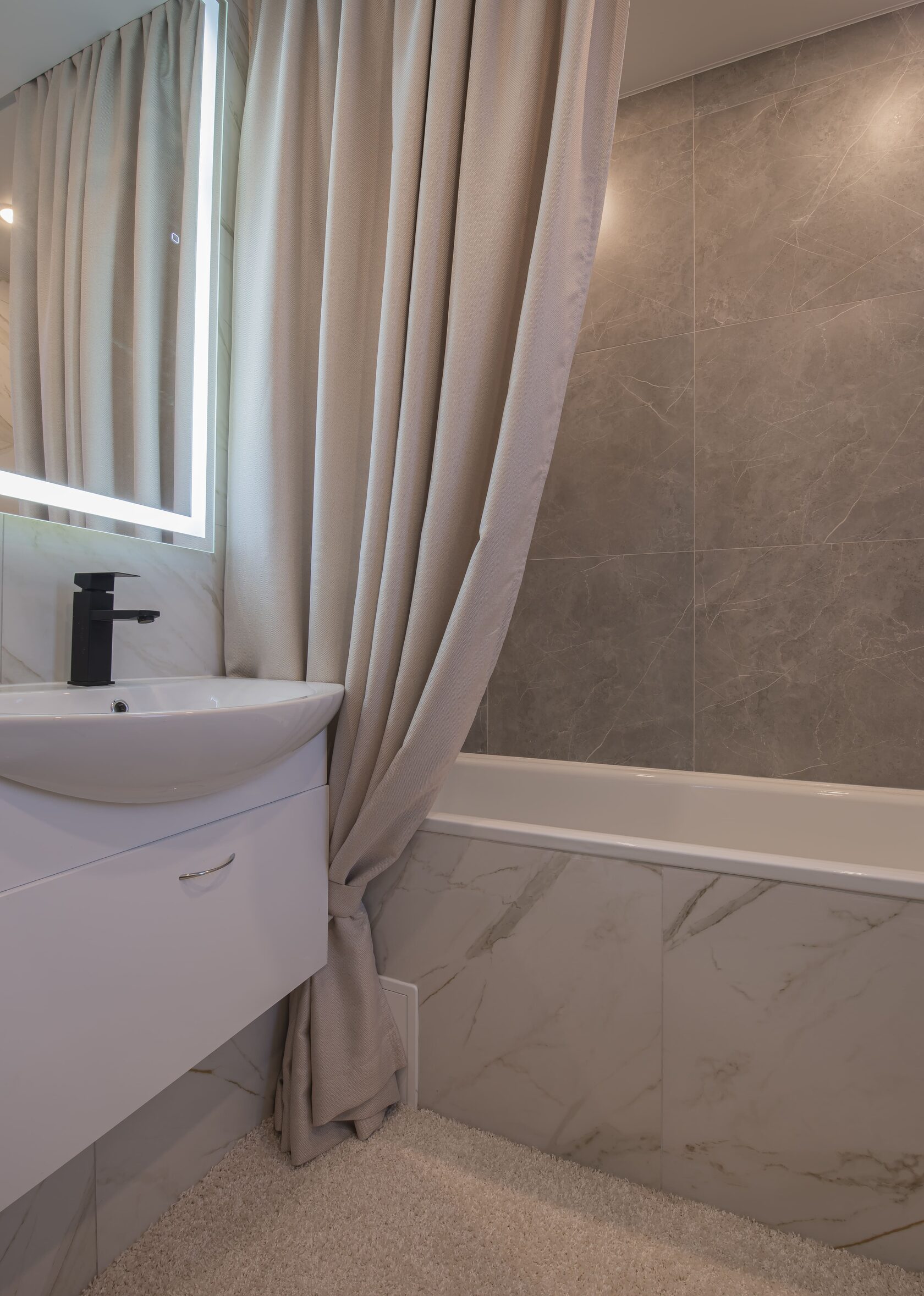 Ремонт гостиной-студии — зонирование пространства, современные обои, натяжной потолок