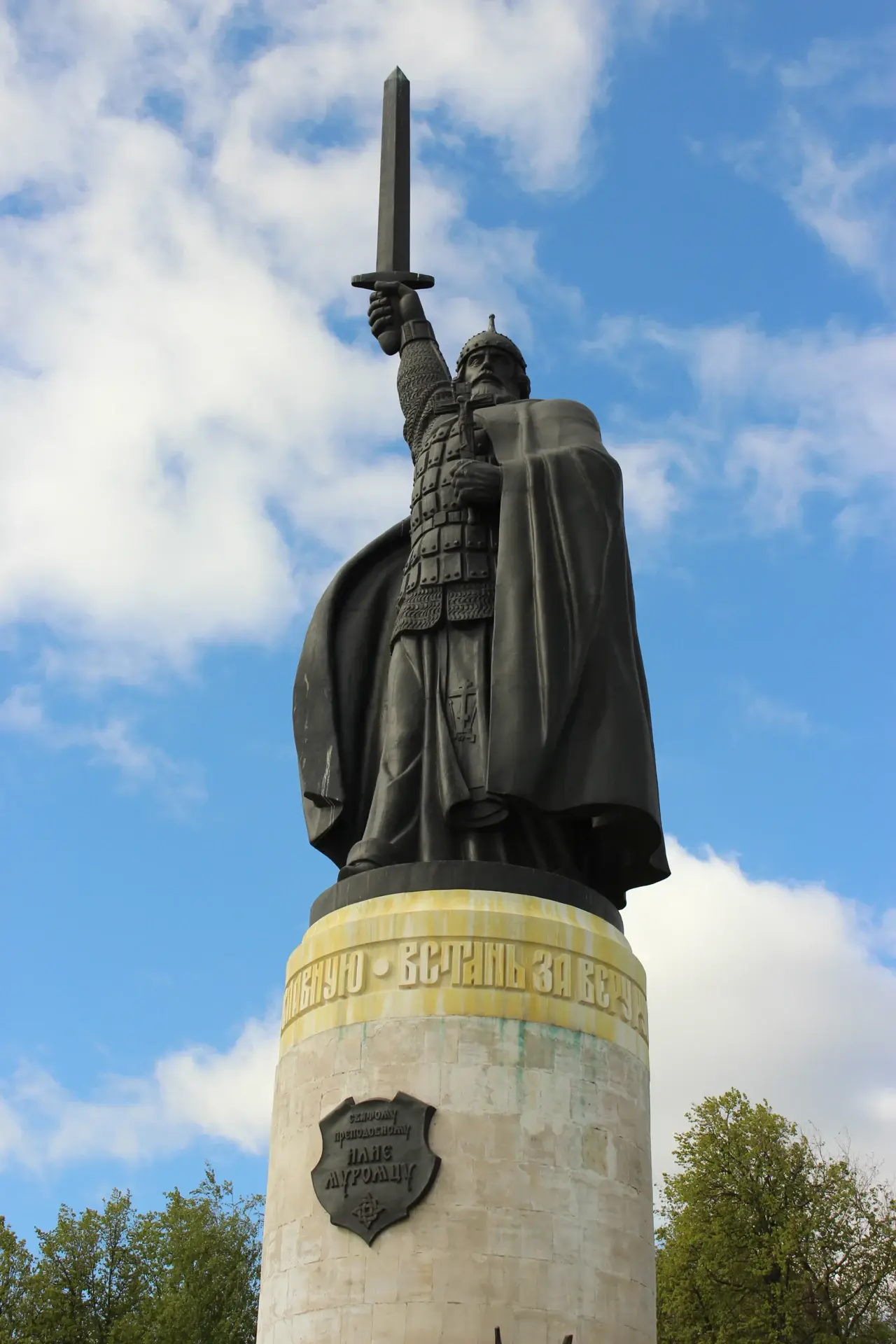 Памятник Илье Муромцу в Окском парке Мурома