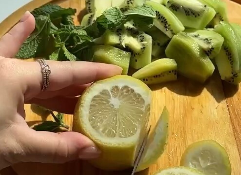 Приготовление лимонада с киви и лимоном: шаг 1