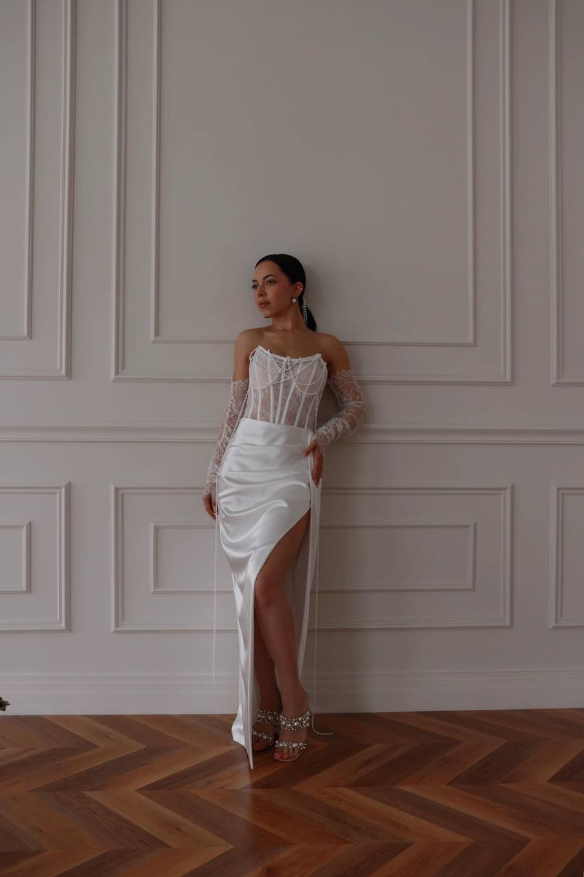 Свадебное платье обтягивающее с атласной юбкой