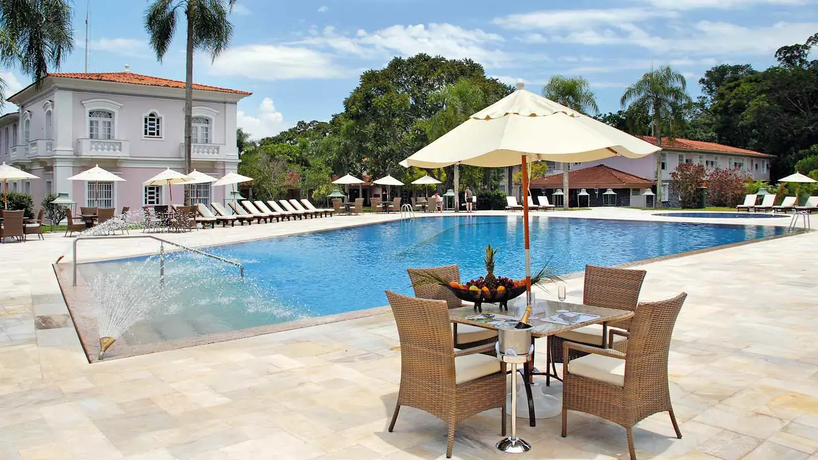 Открытый бассейн с шезлонгами у розового корпуса отеля, Hotel das Cataratas Belmond, Игуасу