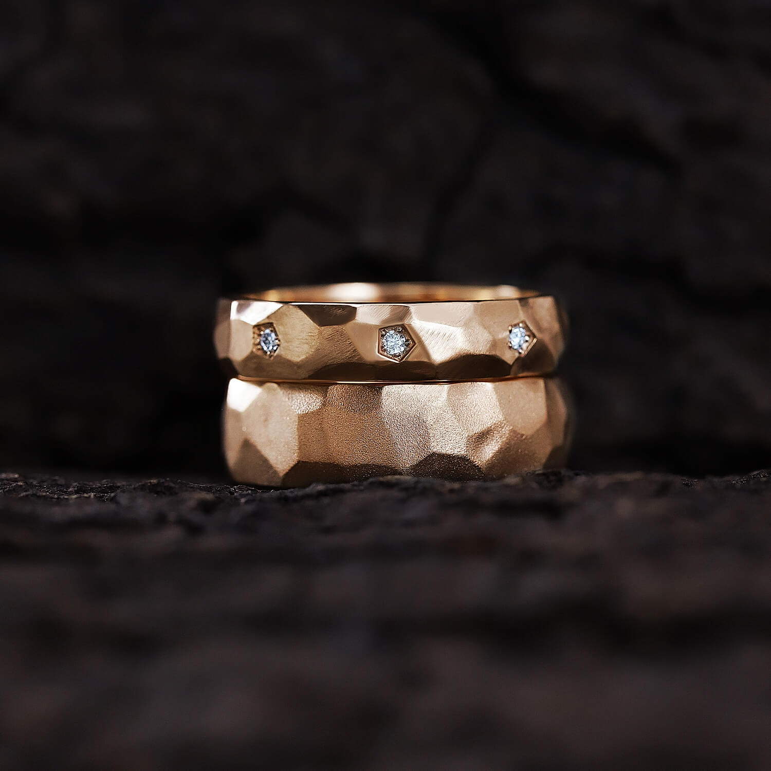 обручальные кольца с золотыми гранями и бриллиантами