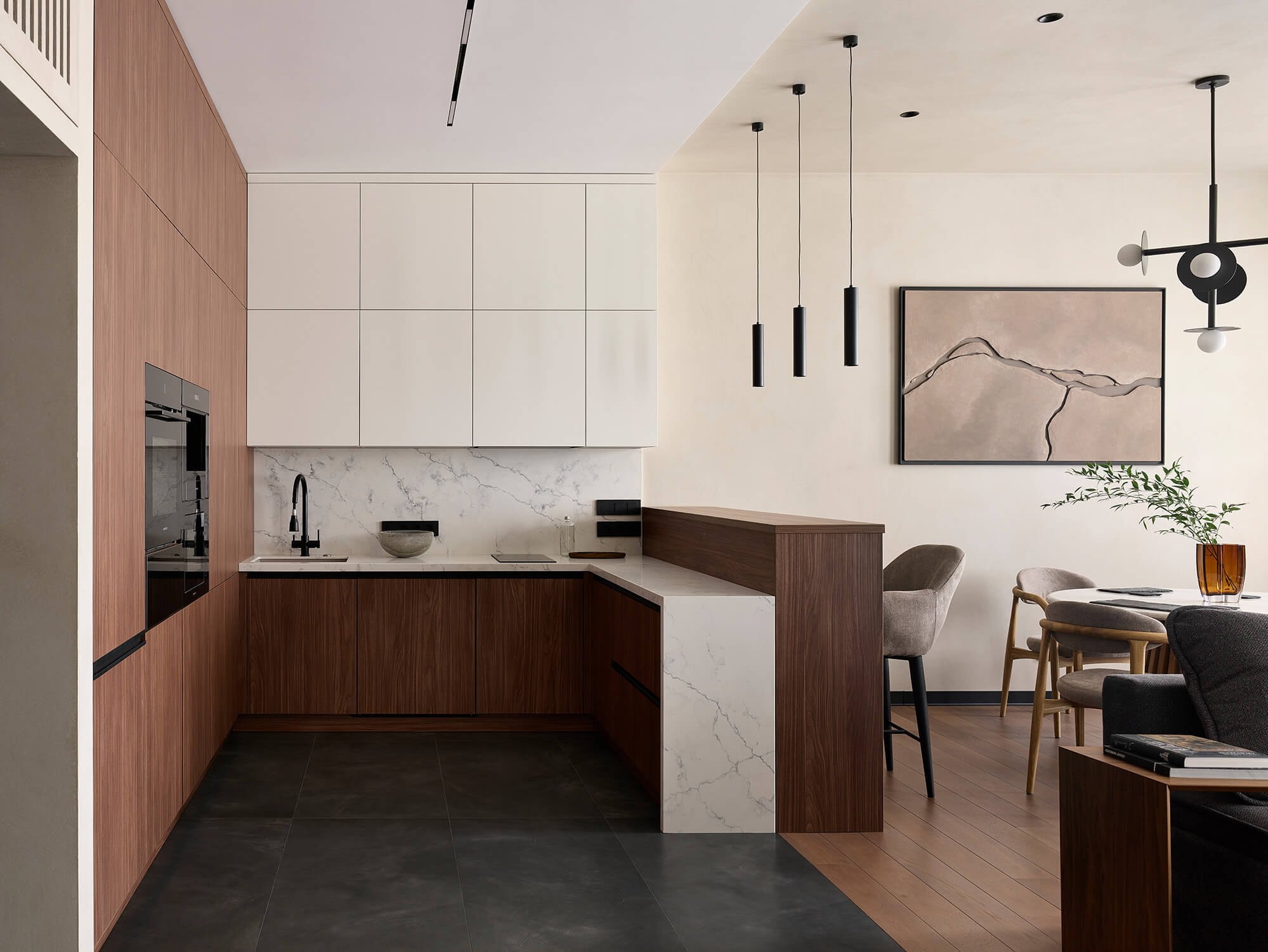 интерьер кухни-гостиной, кухня из шпона ореха