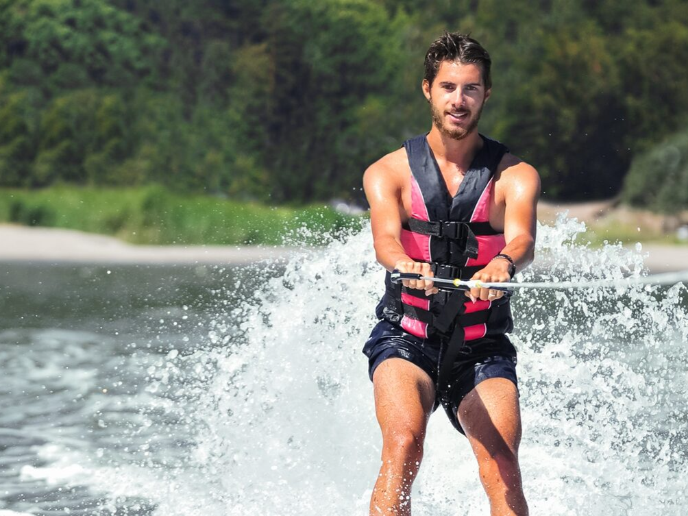 фото парня и девушки на романтическом свидании в публичном месте