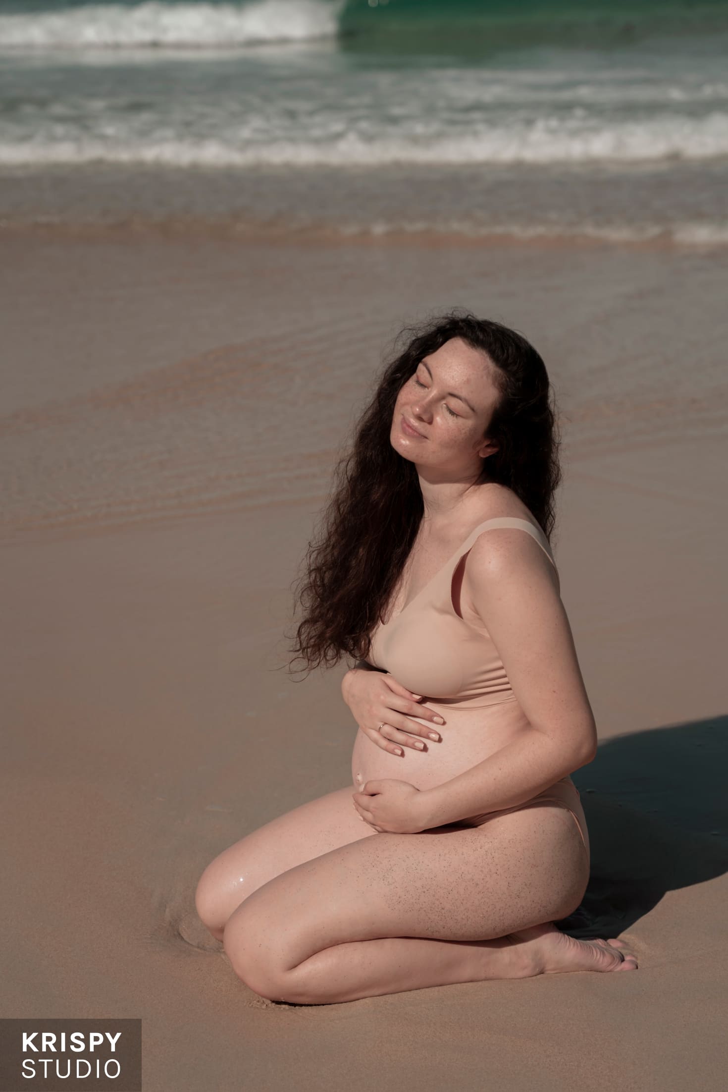 Фотосессия на берегу Пхукета, беременная женщина и океан