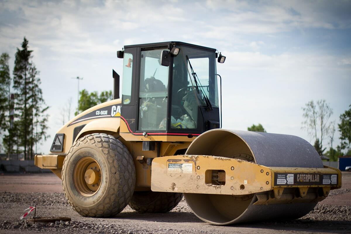 Грунтовый каток. Грунтовый каток Cat CS 563e. Грунтовый каток Caterpillar. Грунтовый вибрационный каток Cat cs54. Caterpillar CS* каток.