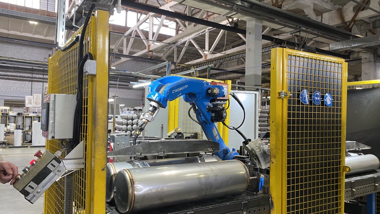 Промышленный робот CRP на производстве водогрейных баков