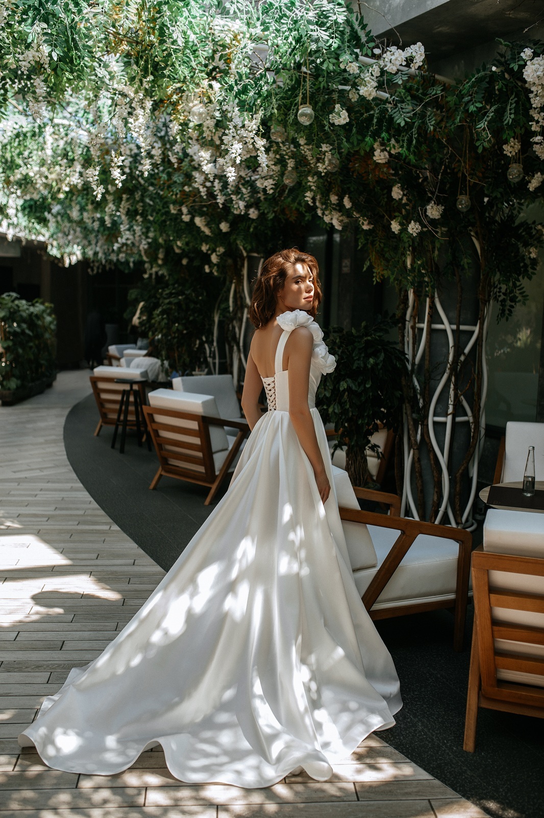 Свадебное платье атласное со шлейфом в прокат Батайск