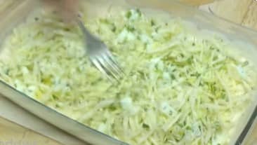 Приготовление заливного пирога с капустой на кефире в духовке: шаг 14