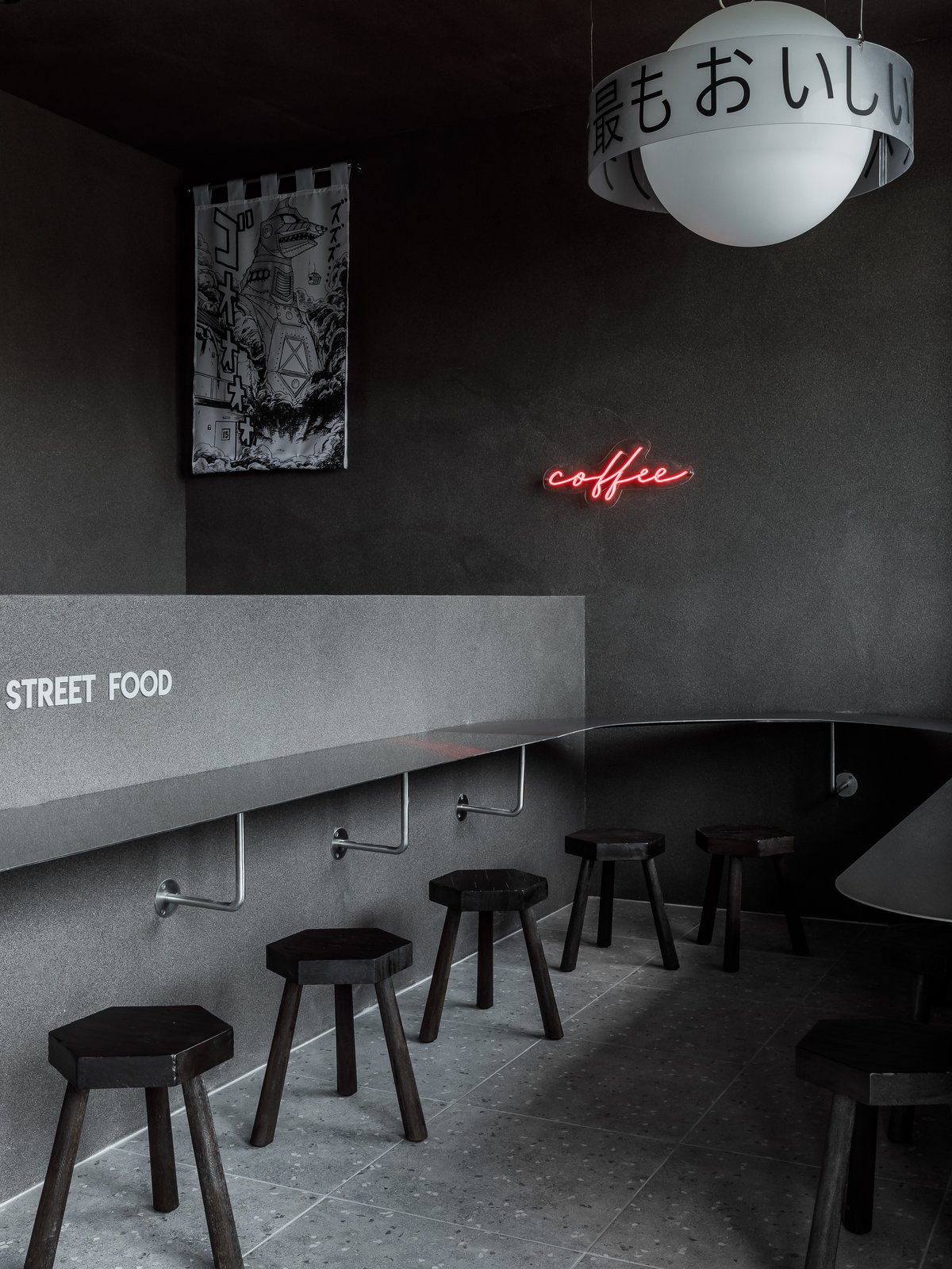 Табуреты вдоль стойки