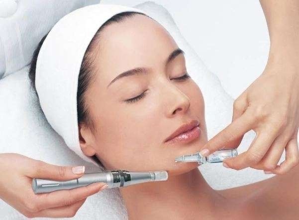 Фракционная мезотерапия. — Увлажнение и уплотнение кожи без «шариков» — Уменьшение мелких морщин и тусклости — Улучшение текстуры и тона — кожа становится «сияющей» — Снижение следов акне и шрамов — Без отёков, без длительного покраснения. 