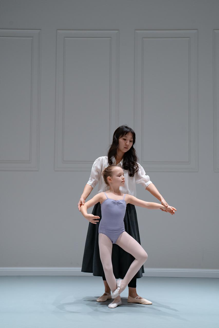 Дети на занятии балетом у станка