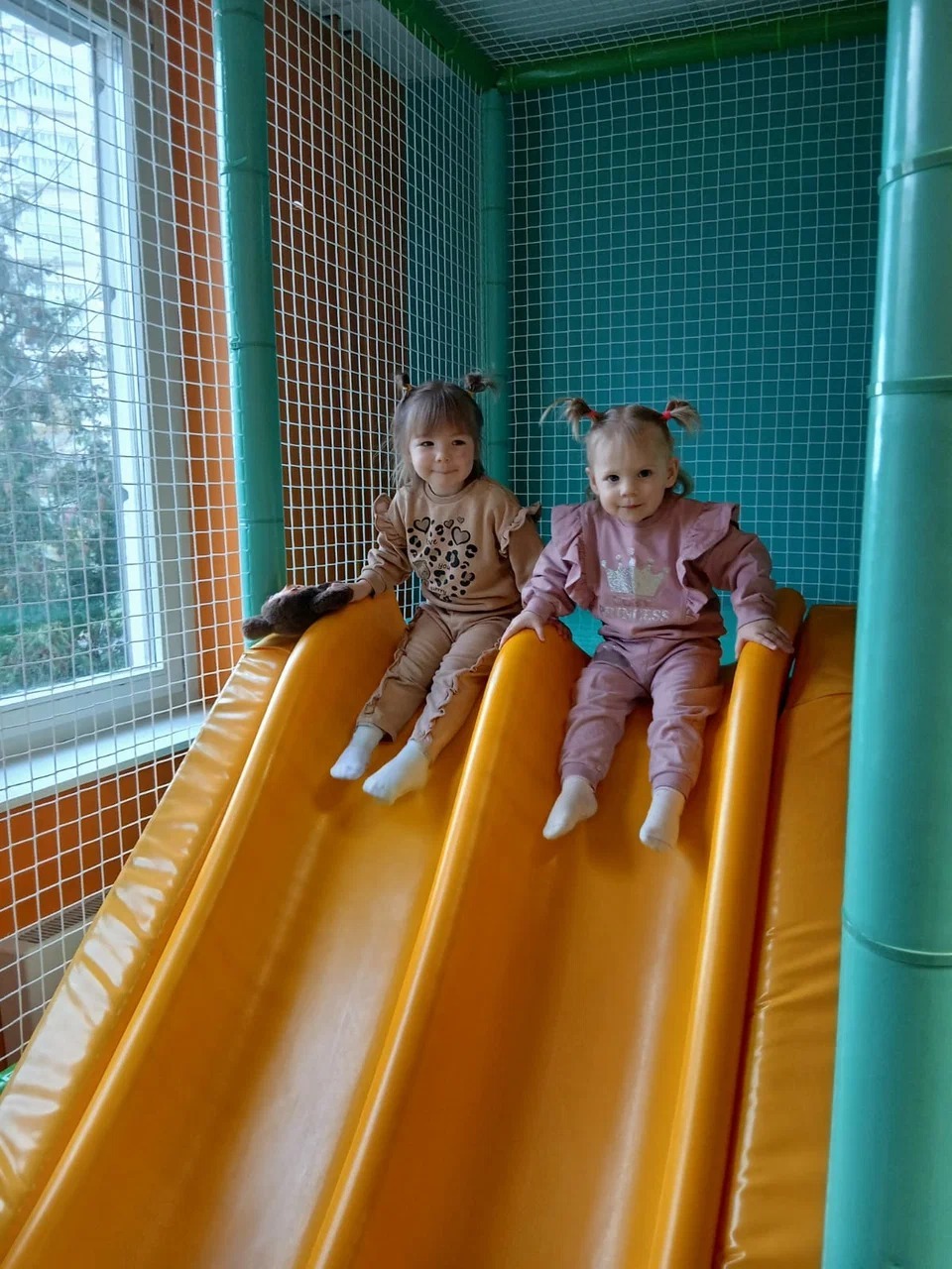 Девочка на тренажёре