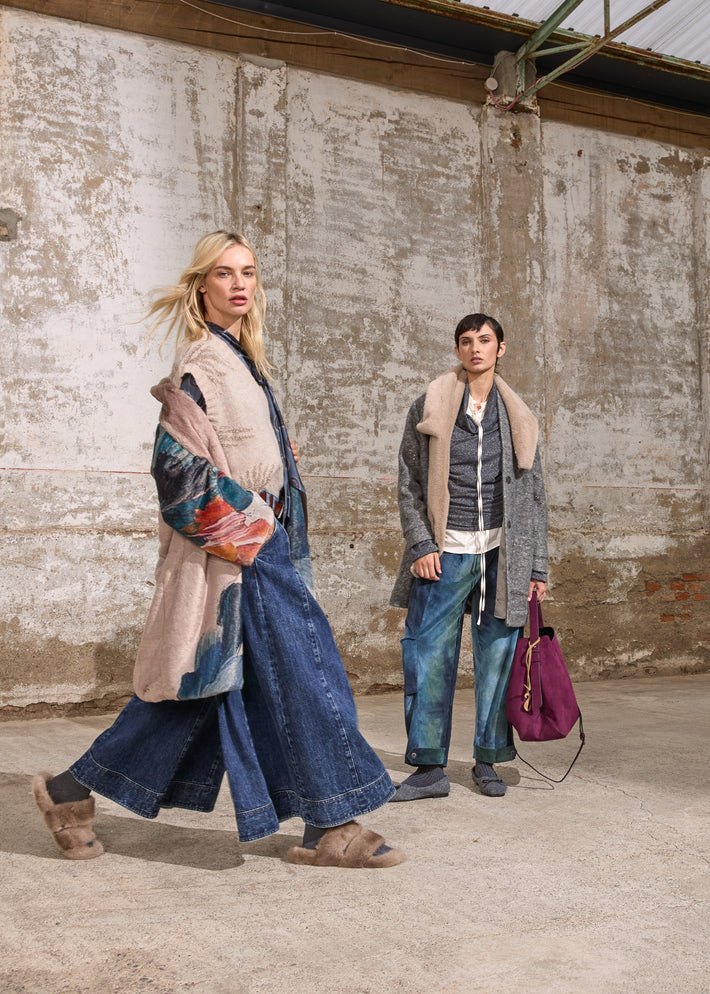 Alessia Santi, campagna: cappotto con stampa pittorica, gonna in denim e cardigan in lana