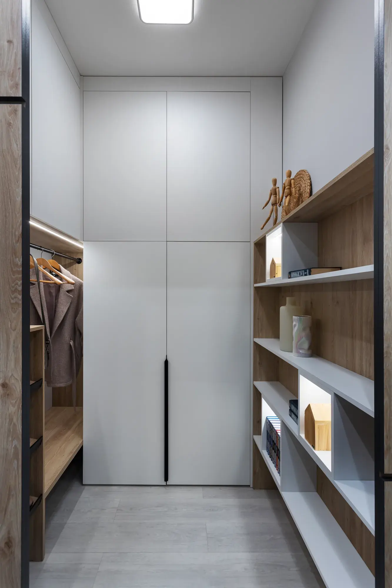 Встроенные шкафы до потолка с дубовым стеллажом — T-MEBEL