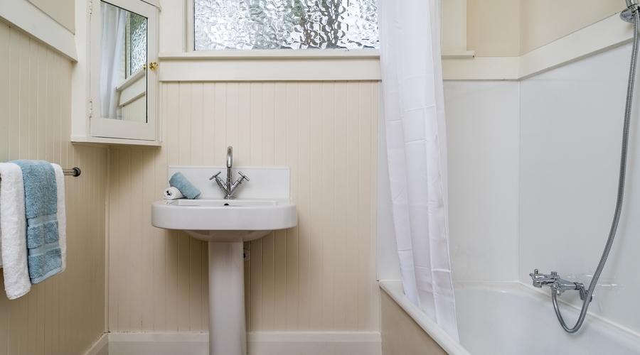 17 интерьеров, которые преобразила скамейка в ванную комнату