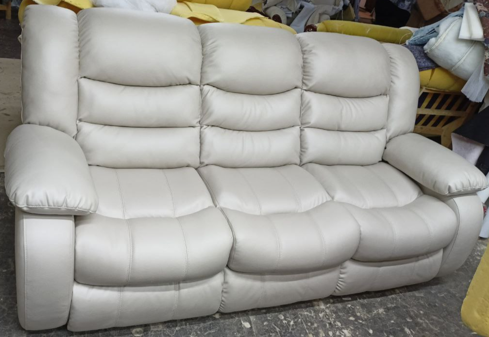 Классический диван после реставрации: новая белая перетяжка