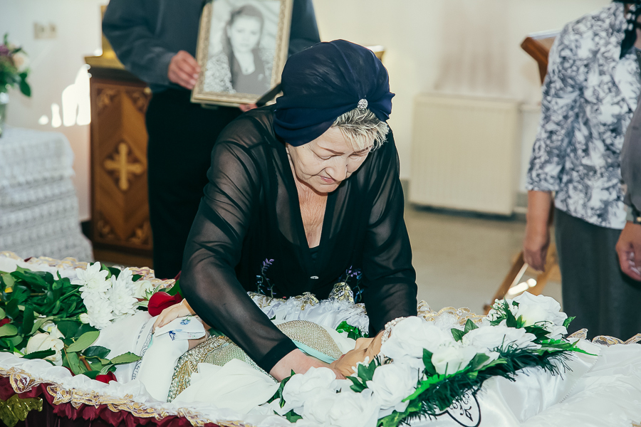 Свадьба поминки. Похороны в свадебном платье. Девушки в гробу в свадебном платье.