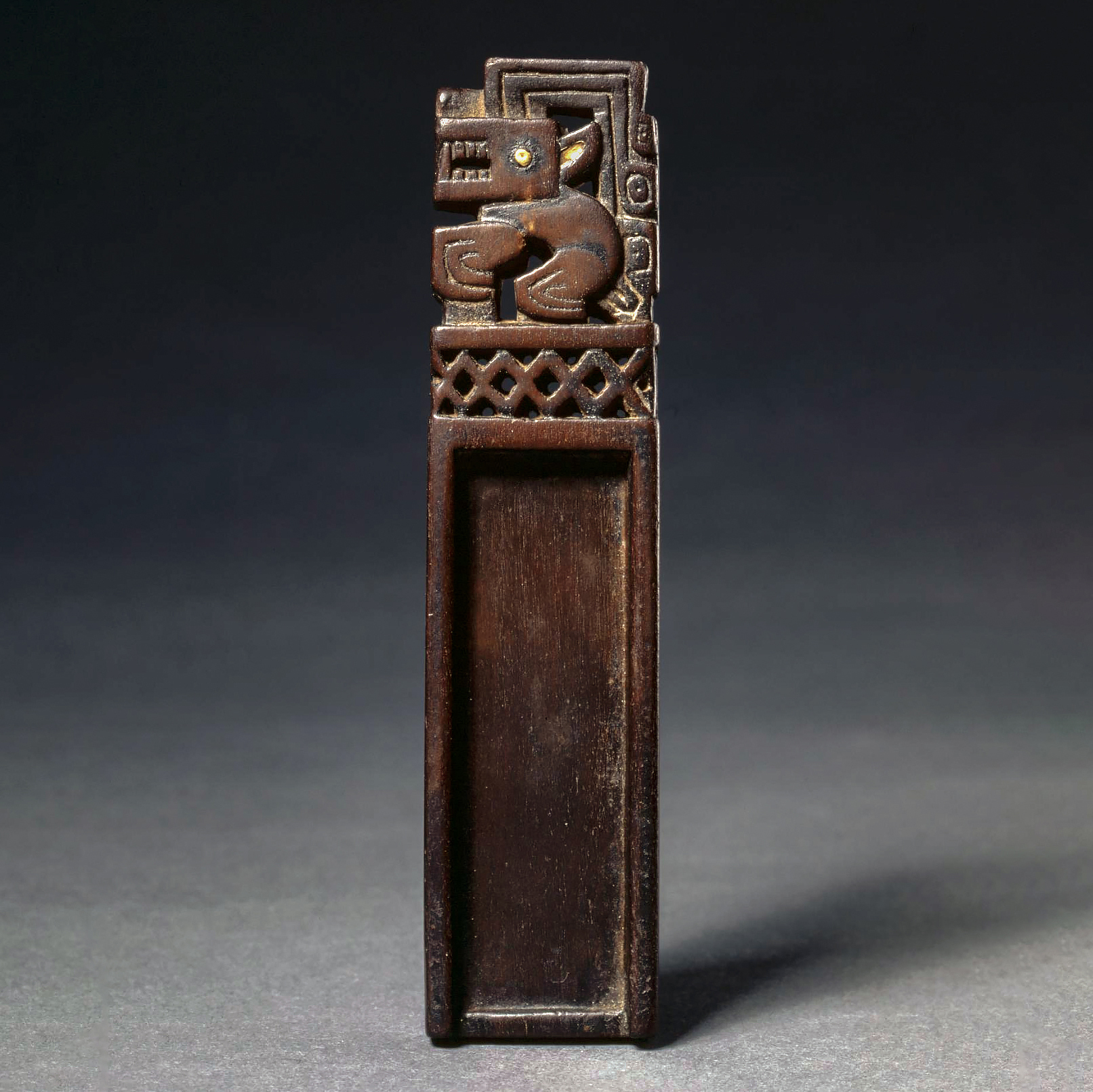 Нюхательная ложечка. Рекуай, 1-650 гг. н.э. Коллекция The Cleveland Museum of Art.