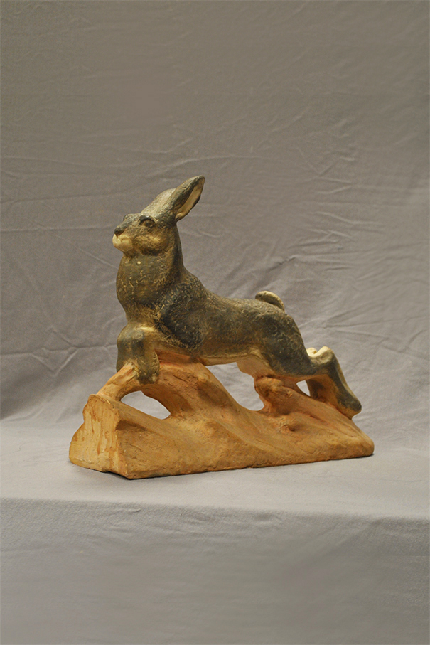 скульптура лежащего рыжего кота