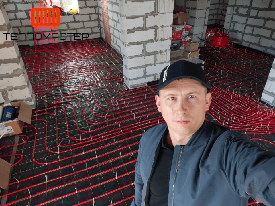 Уложен пирог теплого пола: песчаная подушка, пеноплекс 50 мм, пленка для гидроизоляции и сетка для крепления трубы теплого пола, труба из сшитого полиэтилена диаметром 16 мм