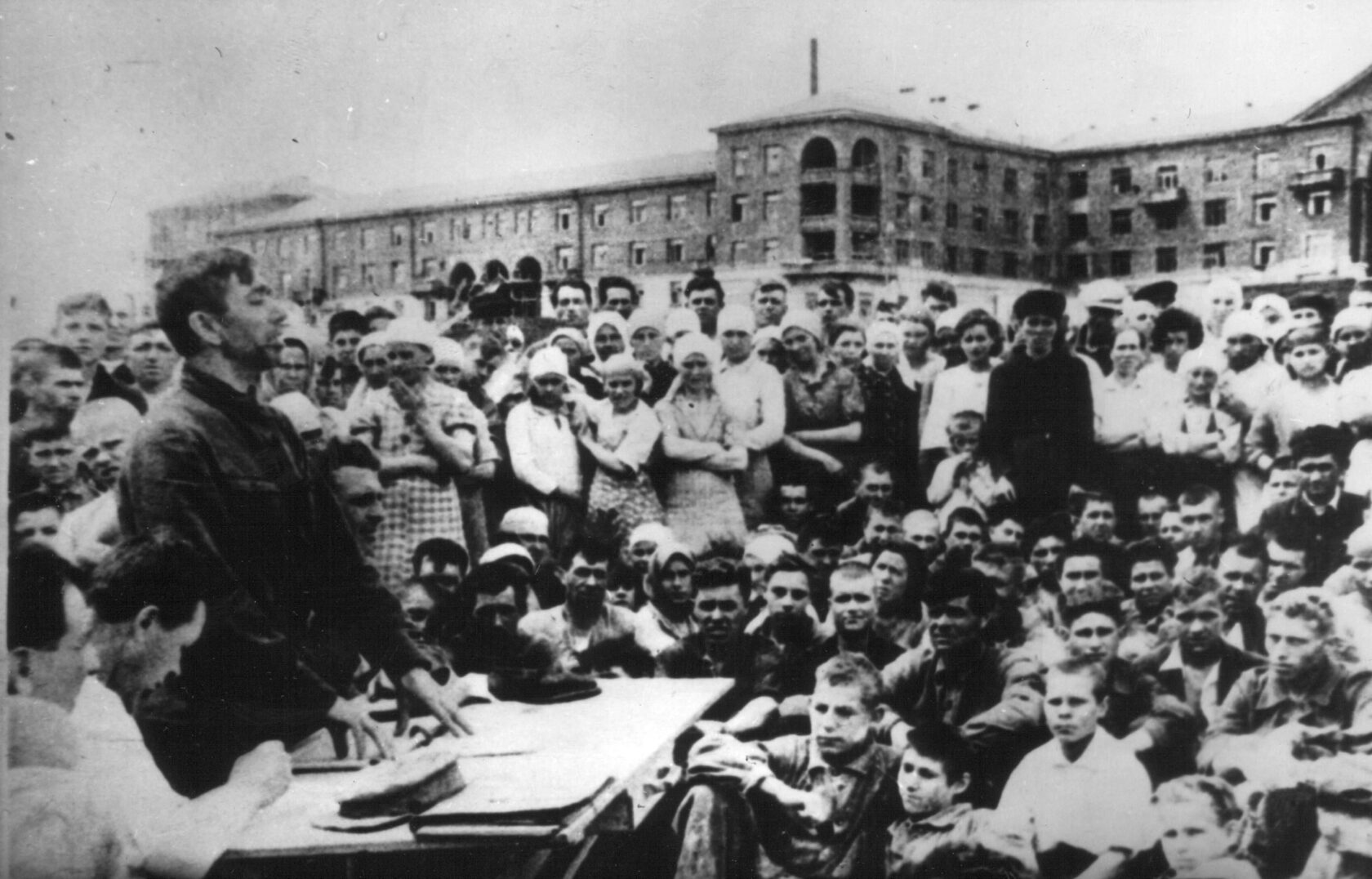 Митинг рабочих треста «Магнитострой» в связи с началом Великой Отечественной войны. 24 июня 1941 г. 