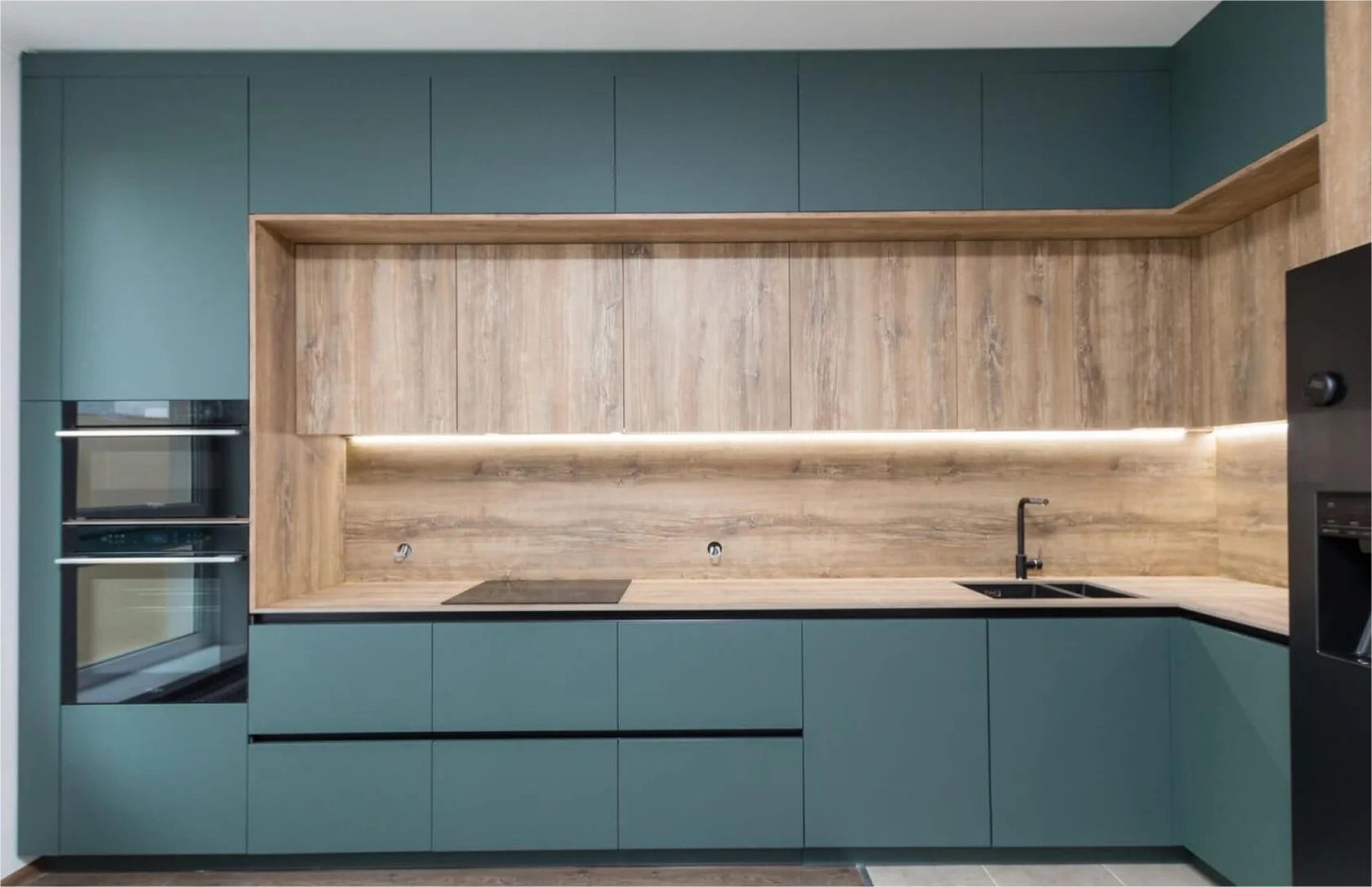 Кухня синего цвета со встроенной бытовой техникой