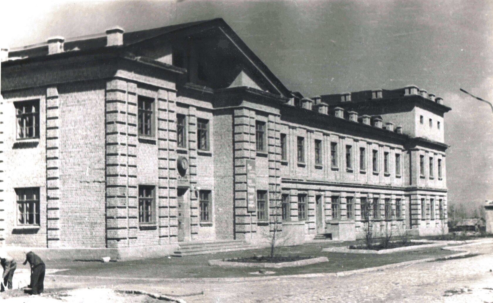 Баня-прачечная завода п/я № 4, построенная Трестом № 20 в 1949 г. Проект переработан архитектором М.Л. Сурисом.