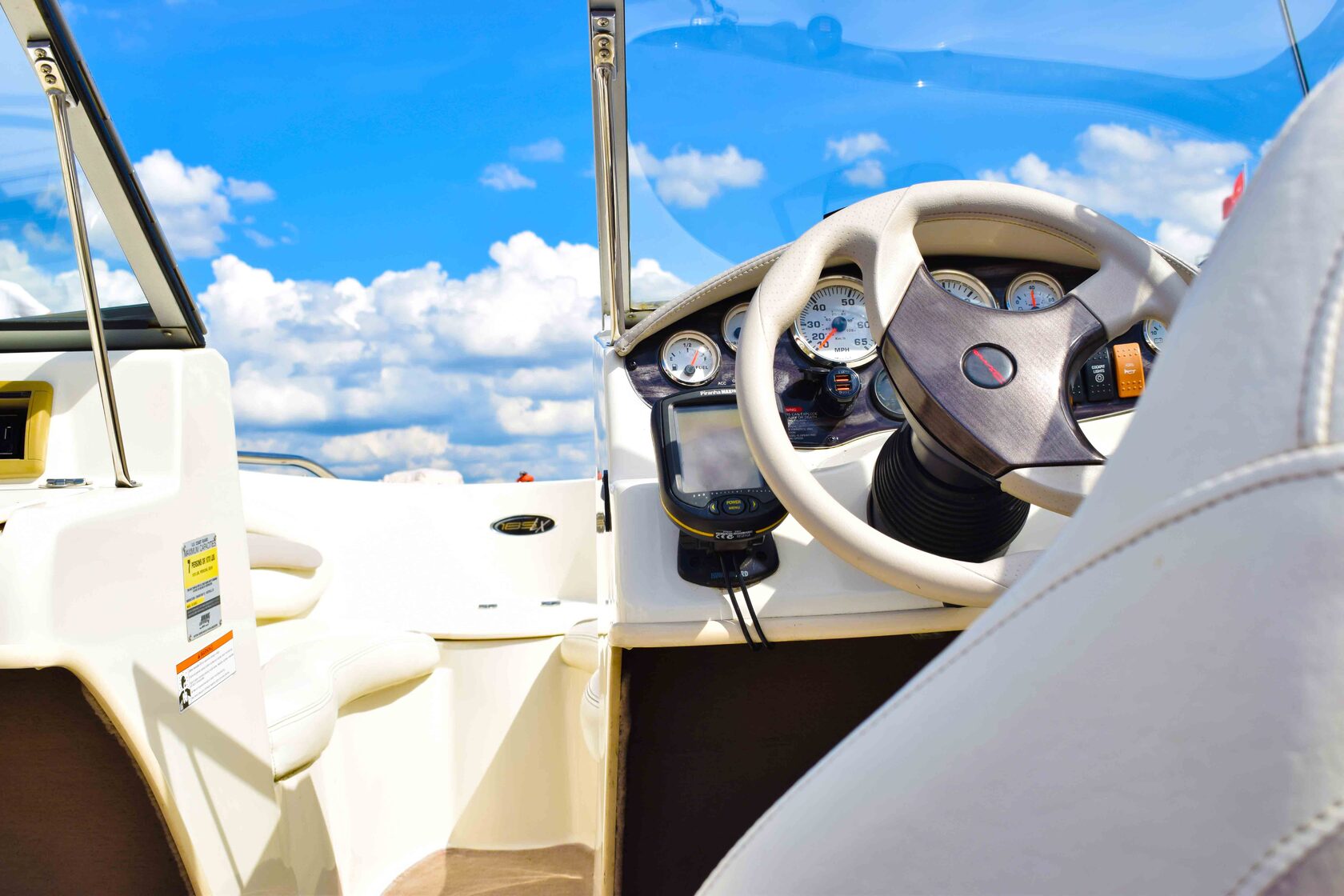 Спортивный катер Stingray для аренды в Санкт-Петербурге