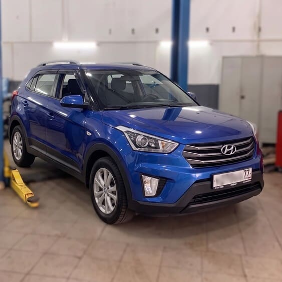 Hyundai Creta в боксе сервиса на подъёмнике перед ремонтом АКПП A6GF1