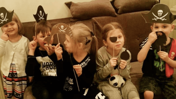 Дети играют в шахматы