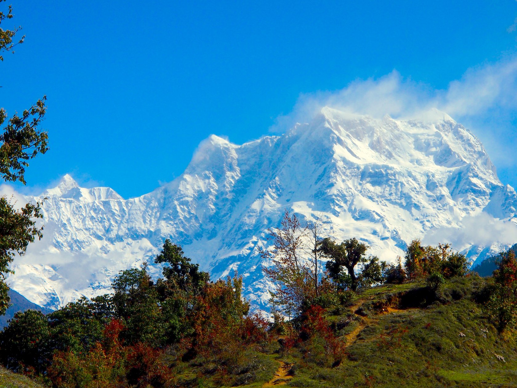 Высокие горы индии. Непал Гималаи. Индия горы Гималаи. Горный массив в Гималаях. Тибет Эверест Гималаи.