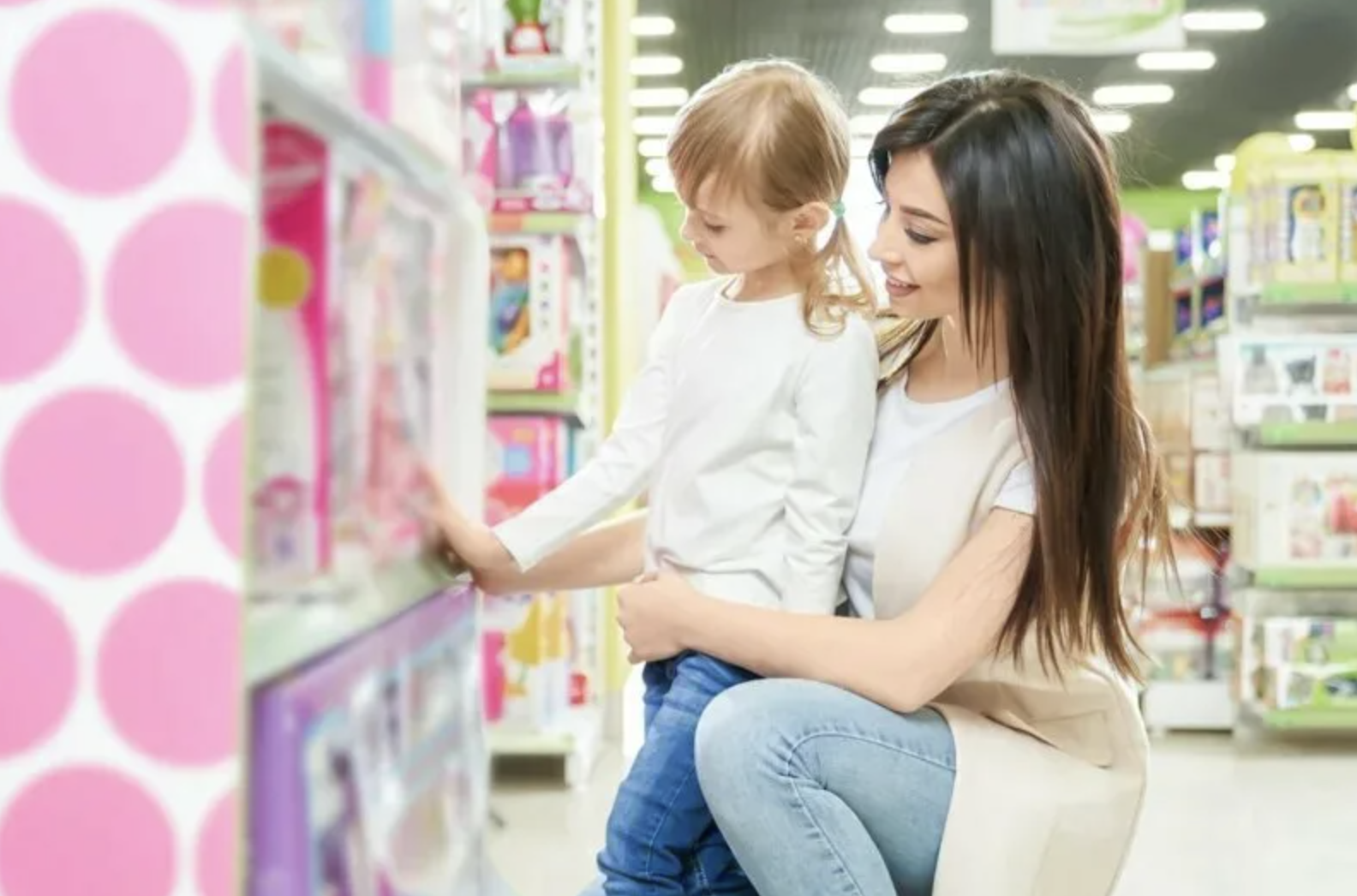 мамаша с ребёнком в магазине одежды. мама с ребенком в магазине. дети маму выбирали. женщина с ребенком в аптеке. дети маму выбирали.