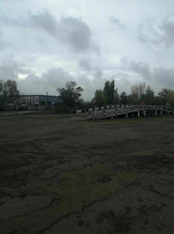 Автодром автошколы с мостом-эстакадой и дорожной разметкой