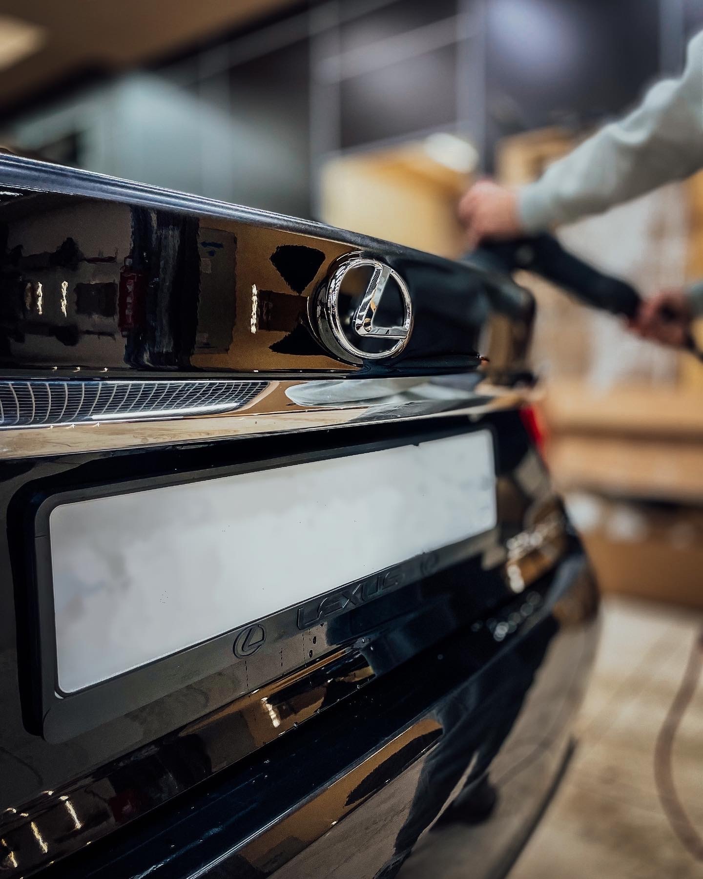Чёрный Lexus с зеркальным блеском