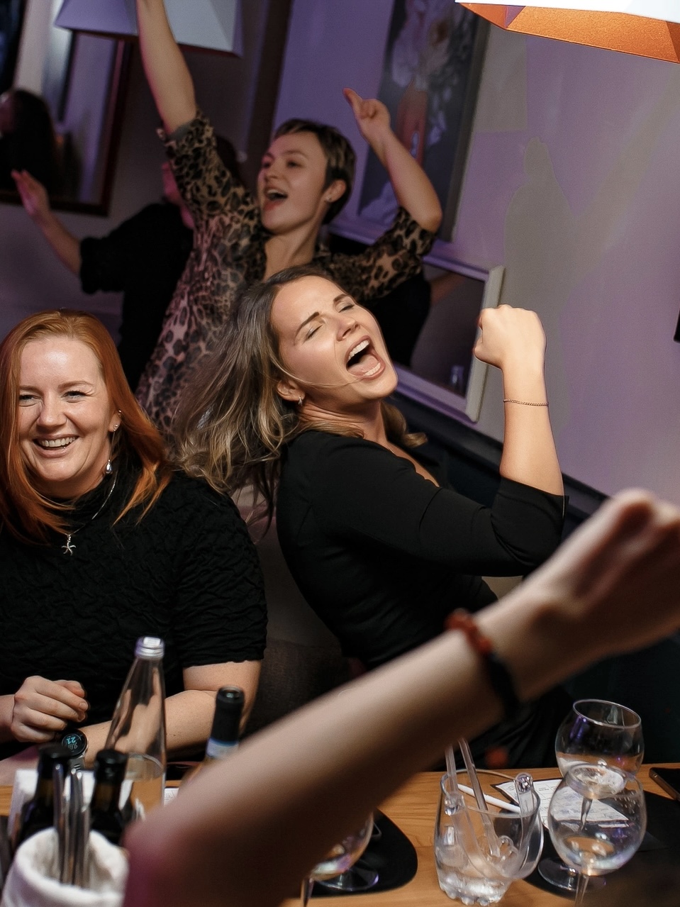 Ведущий и гости