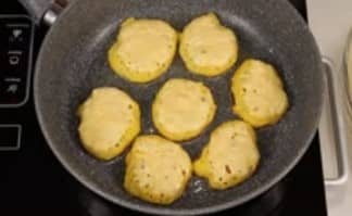 Приготовление оладий с тыквой на кефире: шаг 10