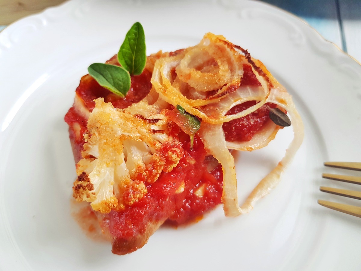 Мясо индейки в духовке. С томатами, цветной капустой и луком