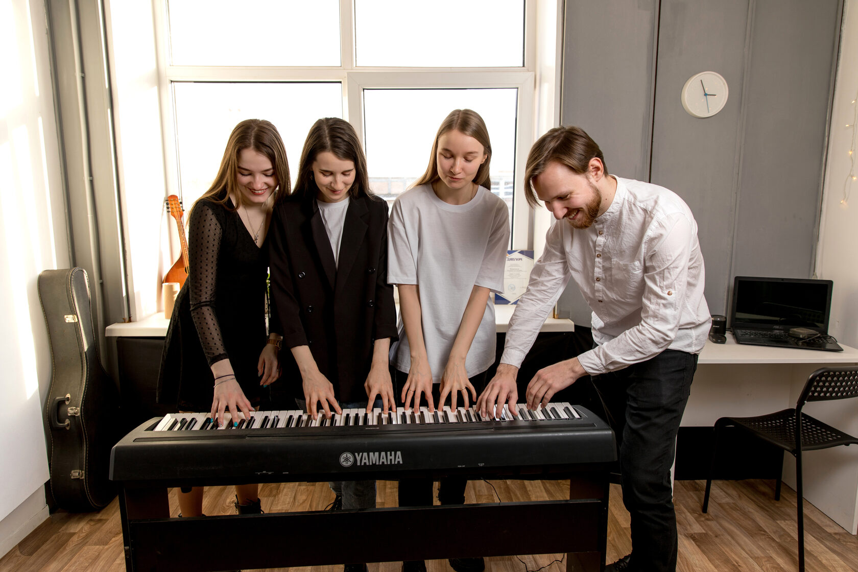 Счастливые добрые преподаватели школы музыки для детей и взрослых Music Power. Уроки гитары, фортепиано, укулеле, вокала, музыкальные занятия для малышей