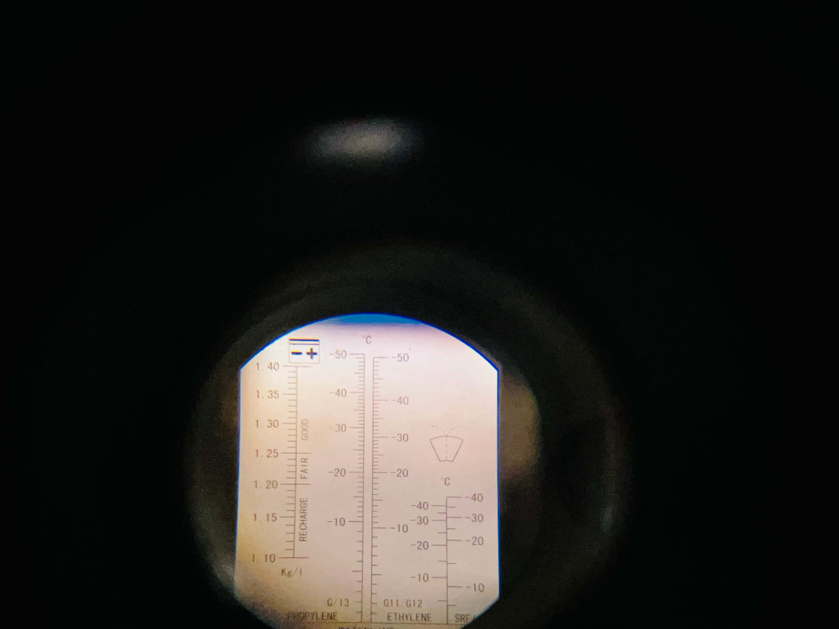 Перед началом работ проверяем рефрактометром состояние антифриза на Honda Civic 5D