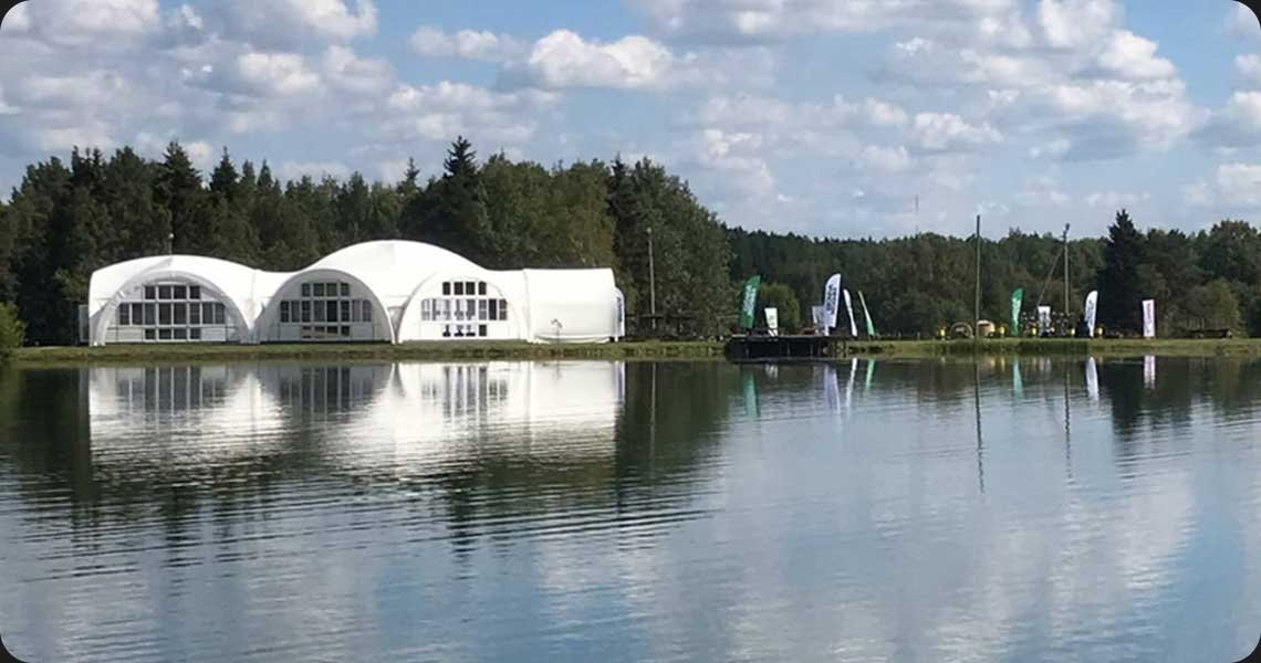 крытый шатёр у озера для корпоратива