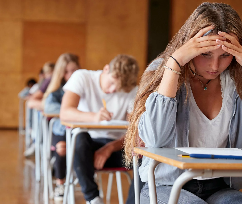 подростки в школе. современный дошкольник. экзамен. образование играет важную. школьник с ноутбуком.