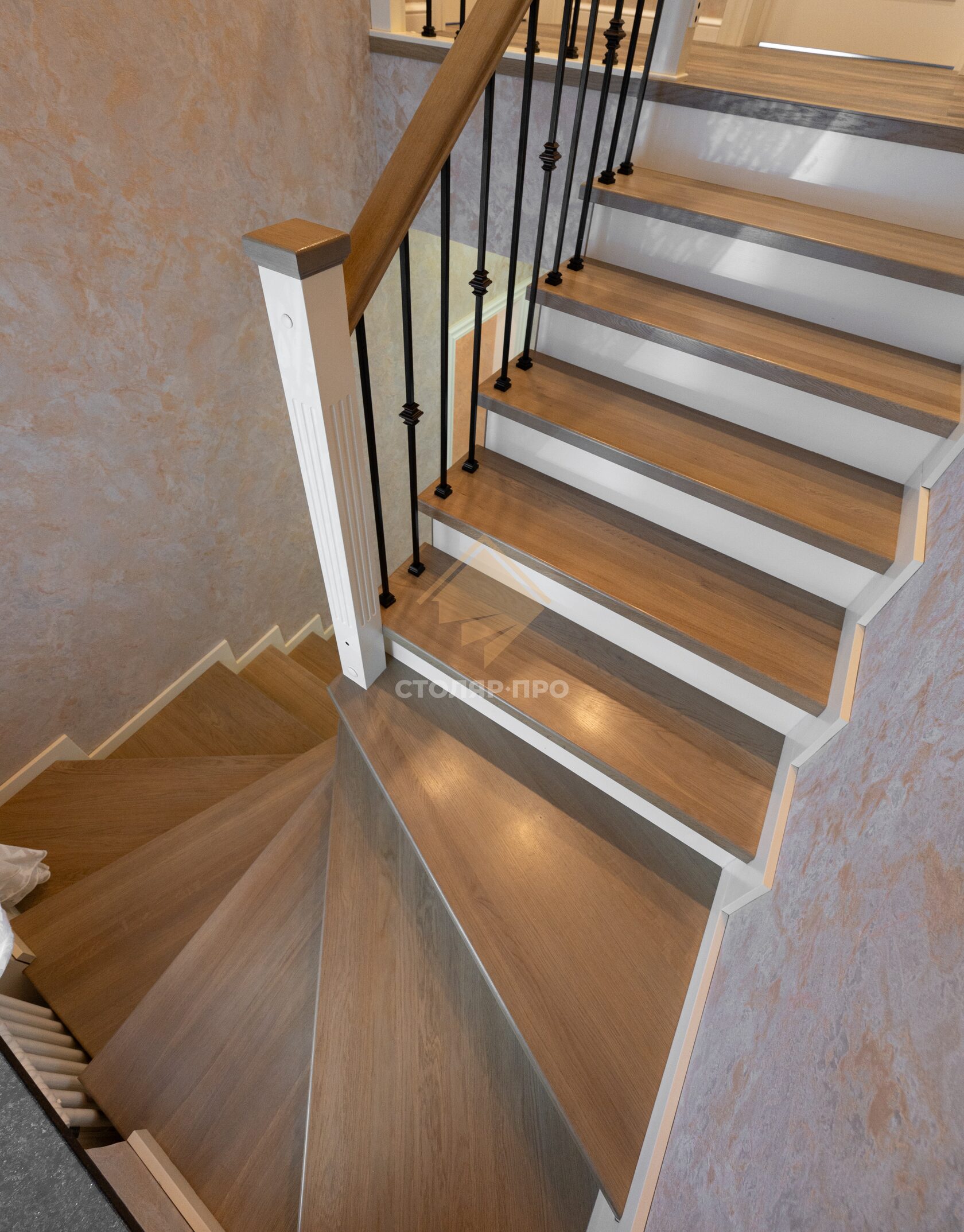 Отделка металлической лестницы, облицовка деревом металлического ...