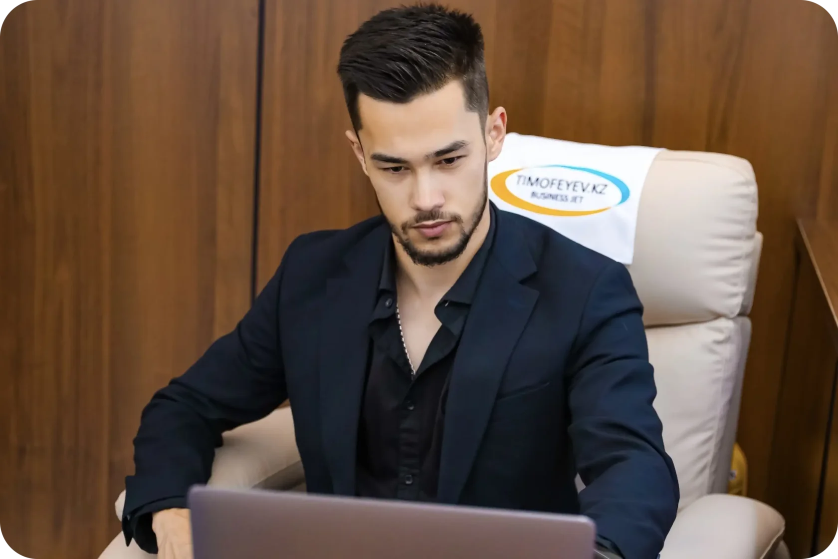 основатель компании Timofeyev Руслан Тимофеев сидит в офисе и дает комментарий