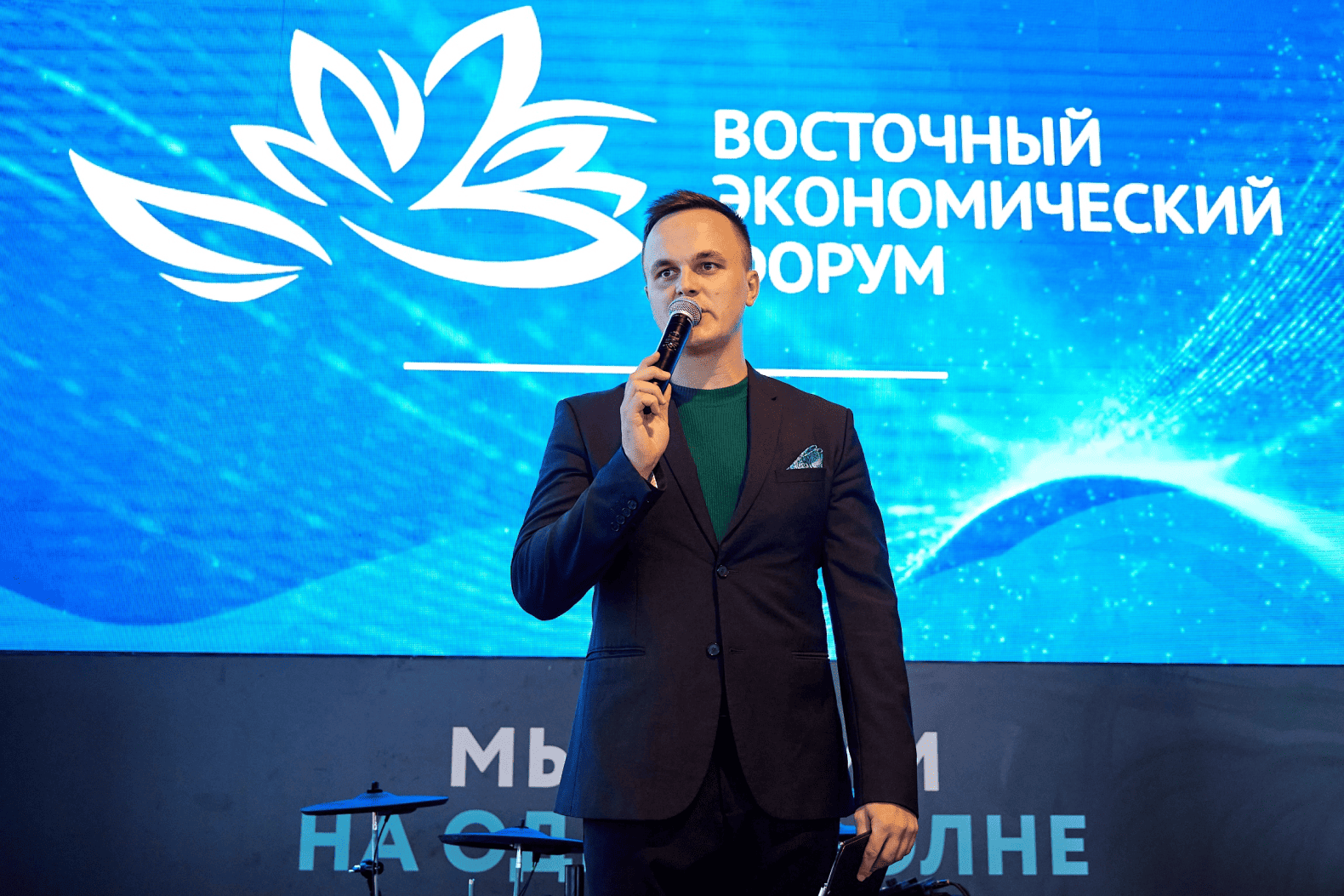 Ведущий концерта Евгений Токарь