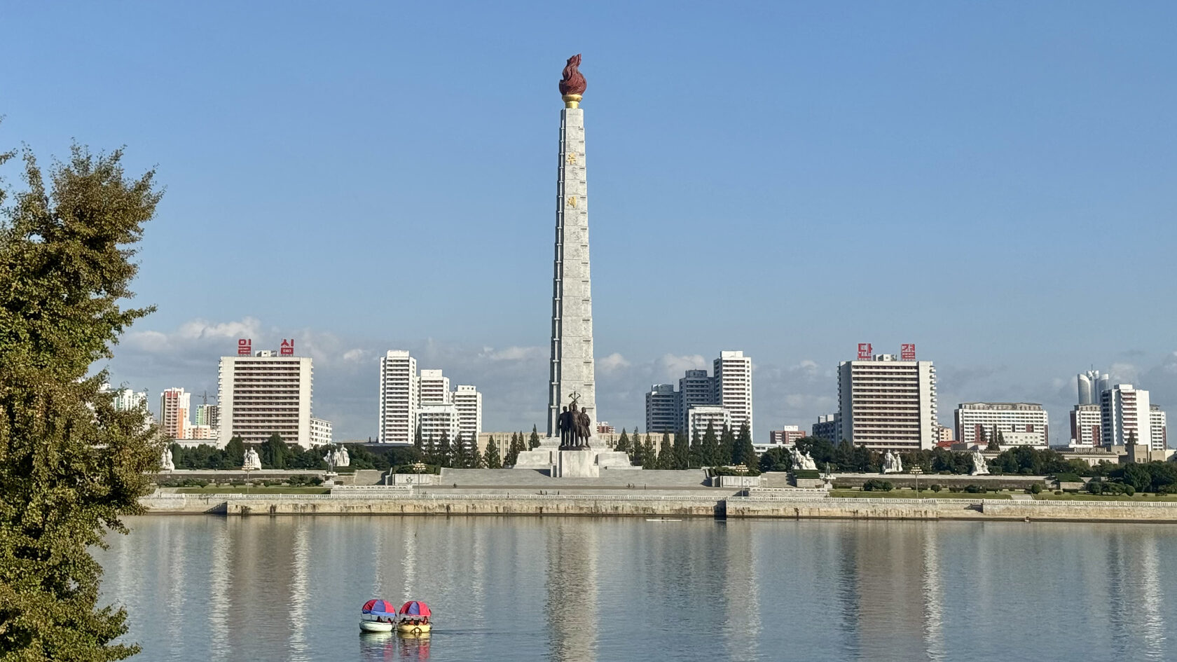 Монумент идей Чучхе. Пхеньян. КНДР (Северная Корея)