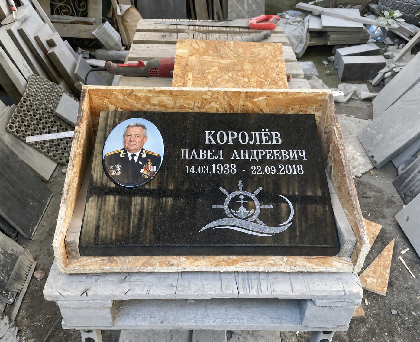 Гранитная табличка в деревянном защитном коробе