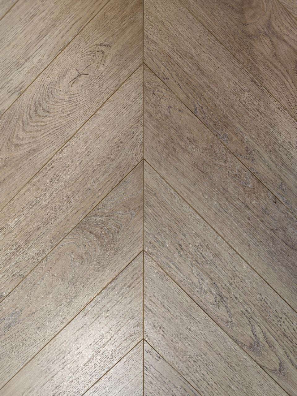 Пол для студии в Санкт-Петербурге: единый влагостойкий материал в кухне и жилой зоне, простая уборка и отсутствие заметных стыков